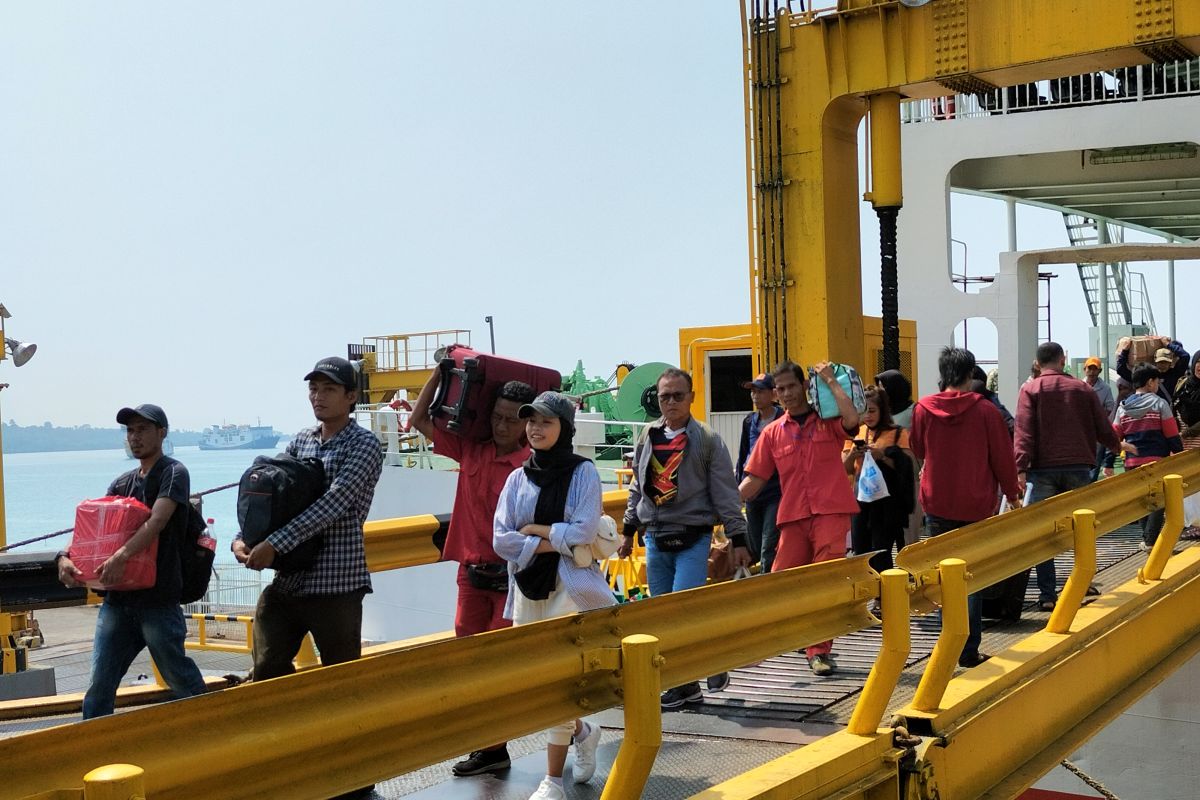 Pergerakan penumpang di Pelabuhan Bakauheni menurun pada H-1 Lebaran
