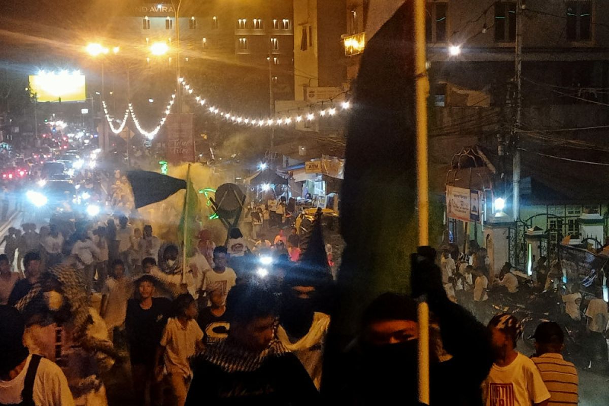 Ribuan muslim turun ke jalan pada malam takbiran di Ambon