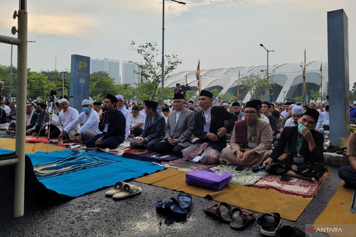 Jamaah Shalat Id Muhammadiyah padati pacuan kuda Pulomas meski hujan