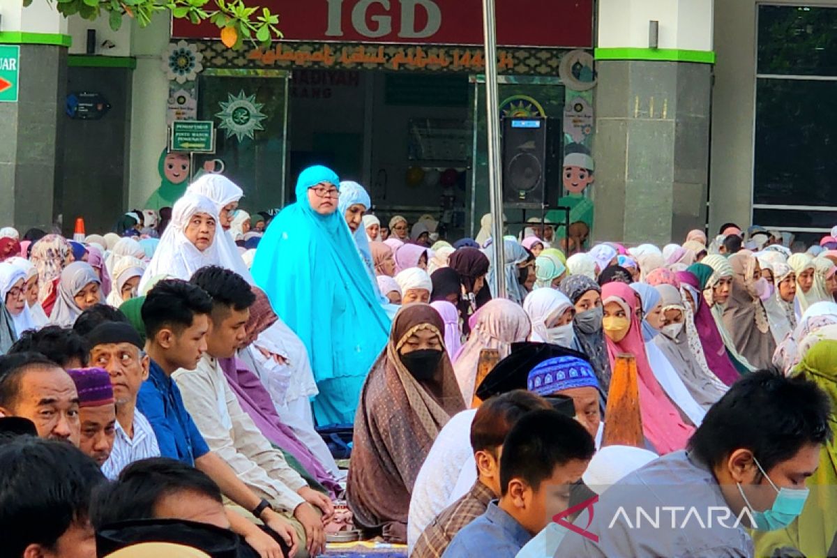 Ratusan umat ikuti Shalat Idul Fitri di halaman RS Roemani Semarang