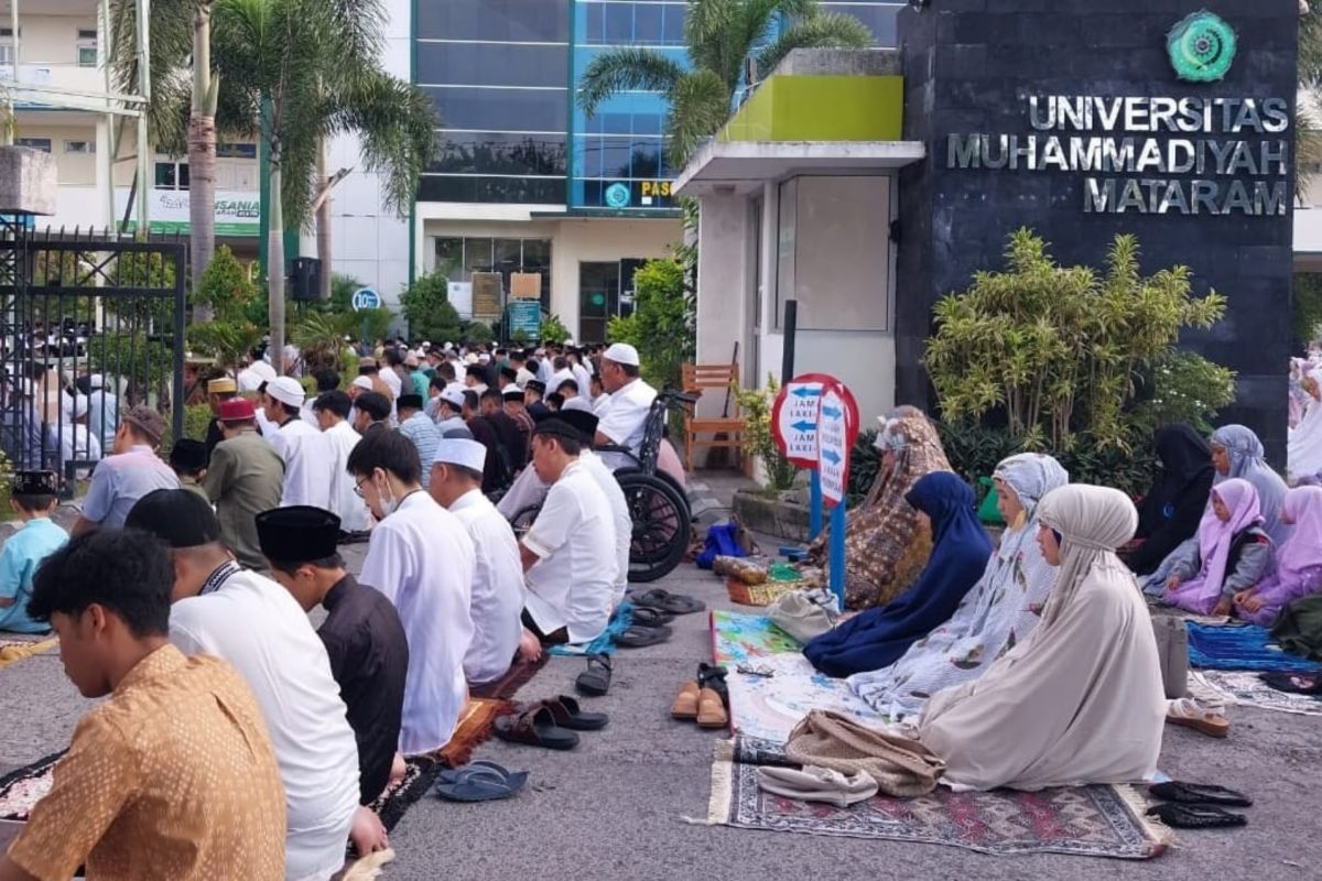 Ribuan warga padati shalat Idul Fitri di Kampus Universitas Muhammadiyah Mataram