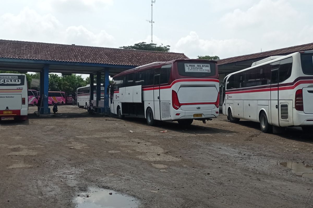 ARUS MUDIK - Pemudik tiba di Terminal Bus Mandala Lebak Banten H-1 capai 740 orang