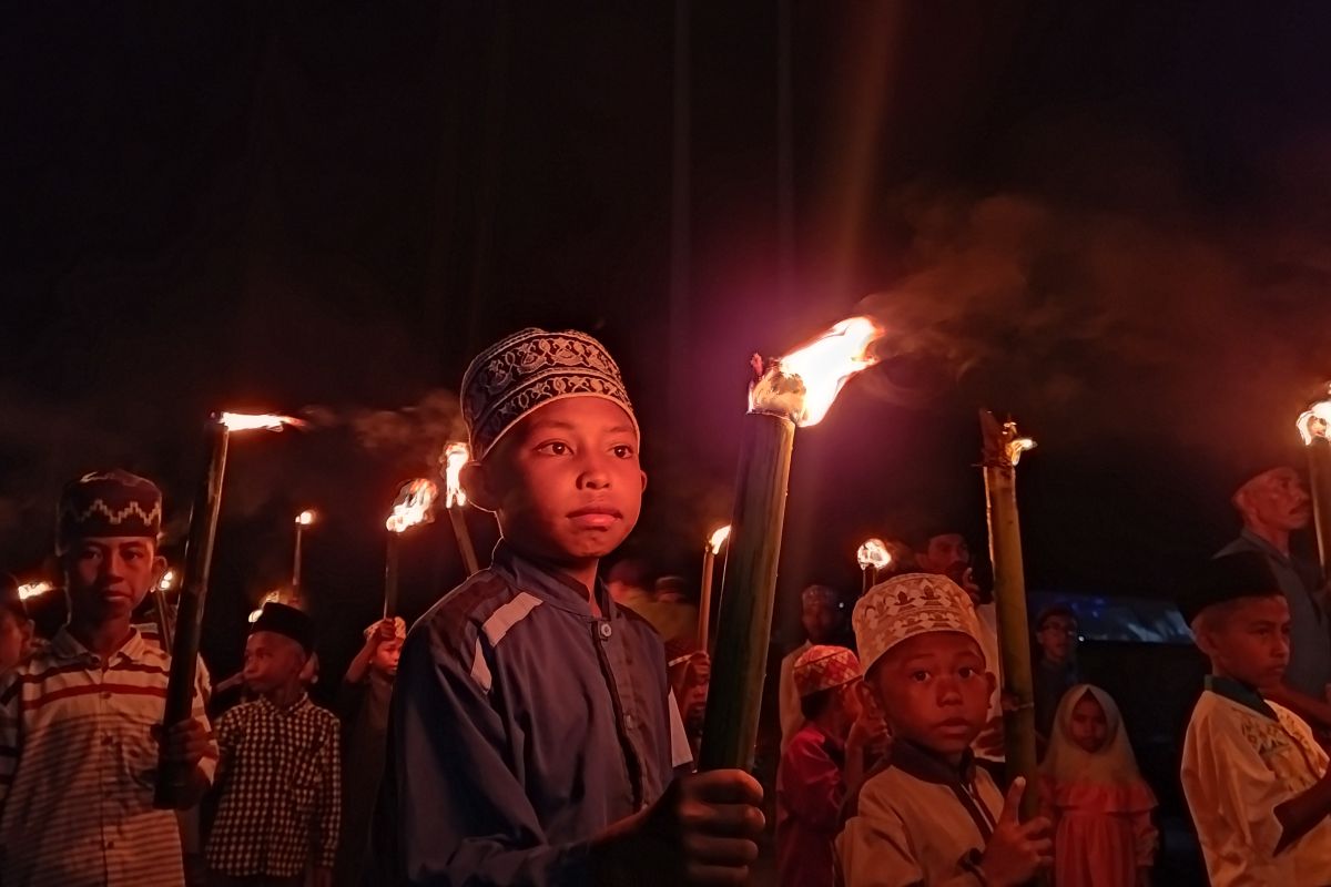 Warga Golo Mori Manggarai Barat-NTT teruskan tradisi takbiran obor