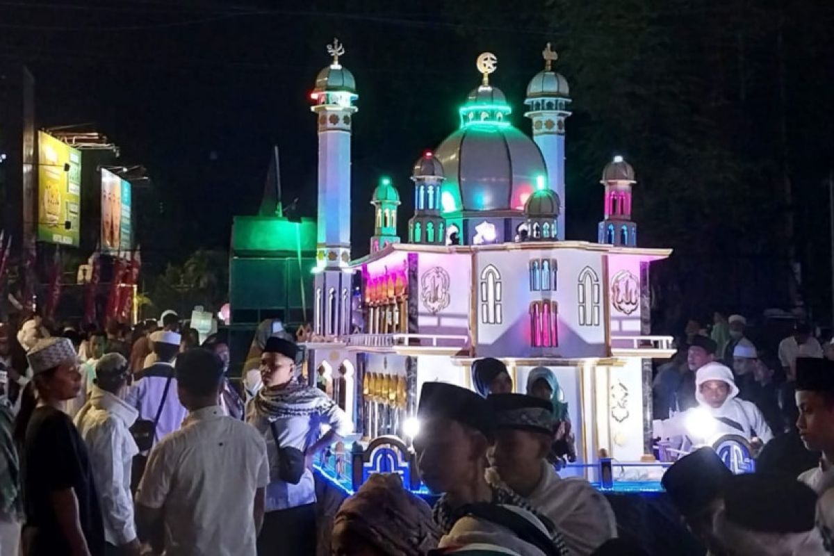 Pawai malam takbiran Idul Fitri 1444 Hijriah di Kota Mataram meriah