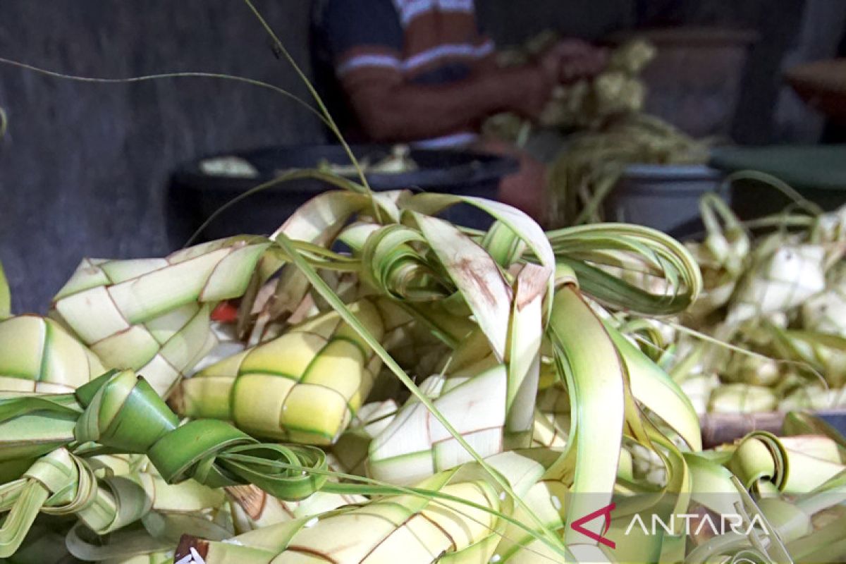 Pedagang ketupat musiman di Gorontalo ramai pembeli
