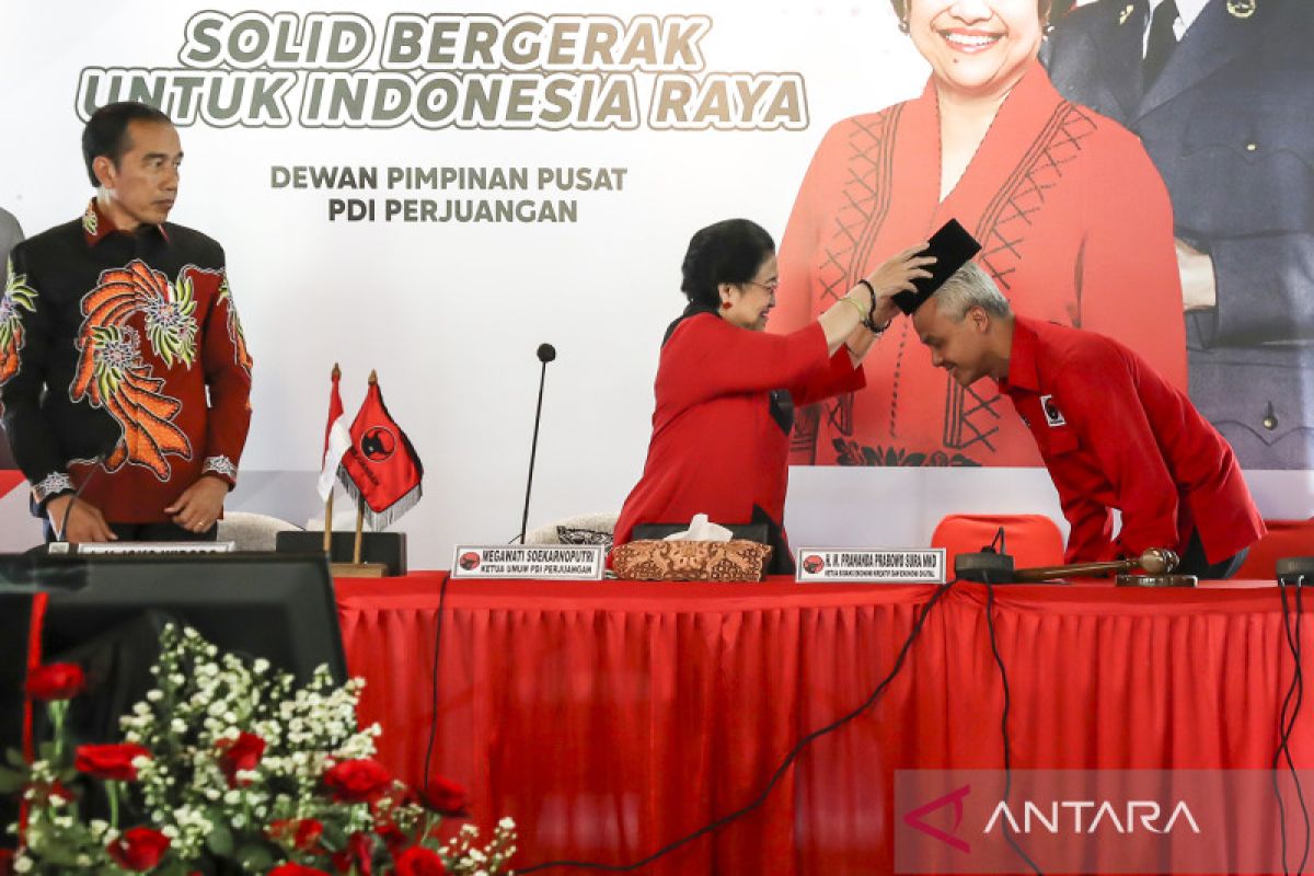 Ganjar Pranowo dipakaikan kopiah oleh Megawati simbol identitas Indonesia