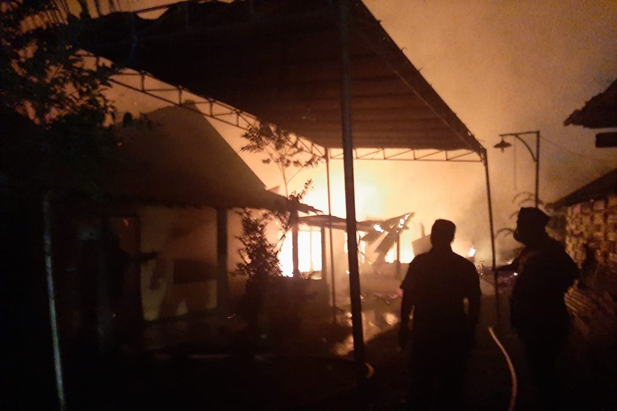 Tujuh rumah semi permanen di Surabaya terbakar