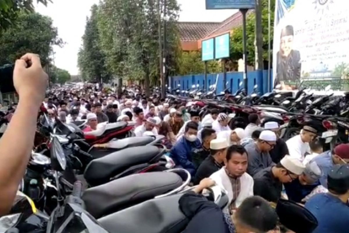 Warga Muhammadiyah di Medan gelar Shalat Ied hingga meluber ke jalan raya