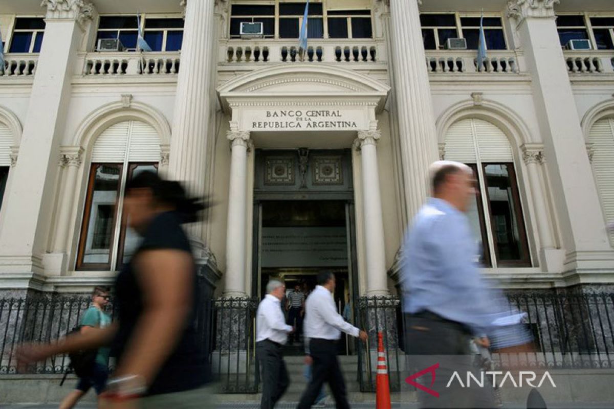 Bank sentral Argentina angkat suku bunga 300 basis poin jadi 81 persen