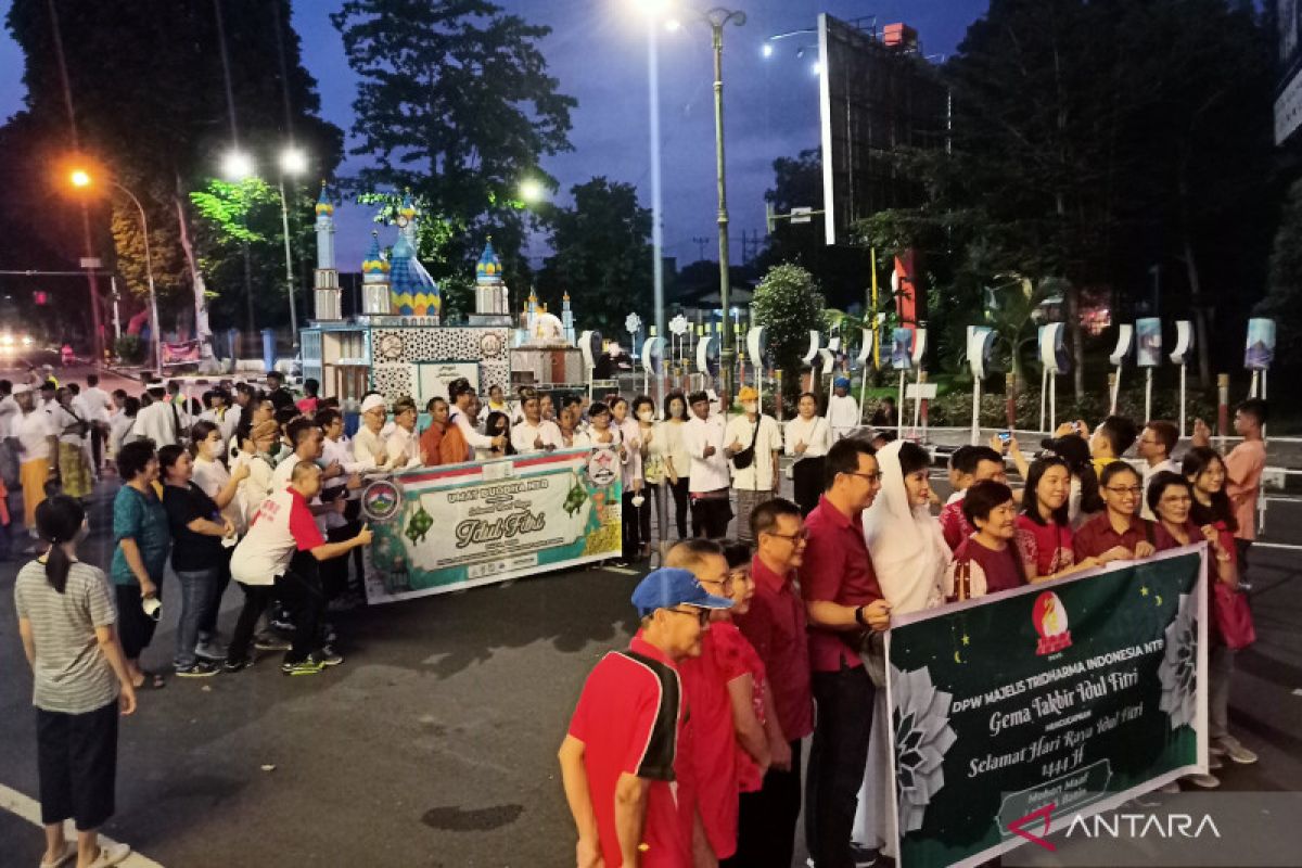 Umat Hindu, Buddha, dan Kristen mengikuti pawai malam takbiran di Mataram