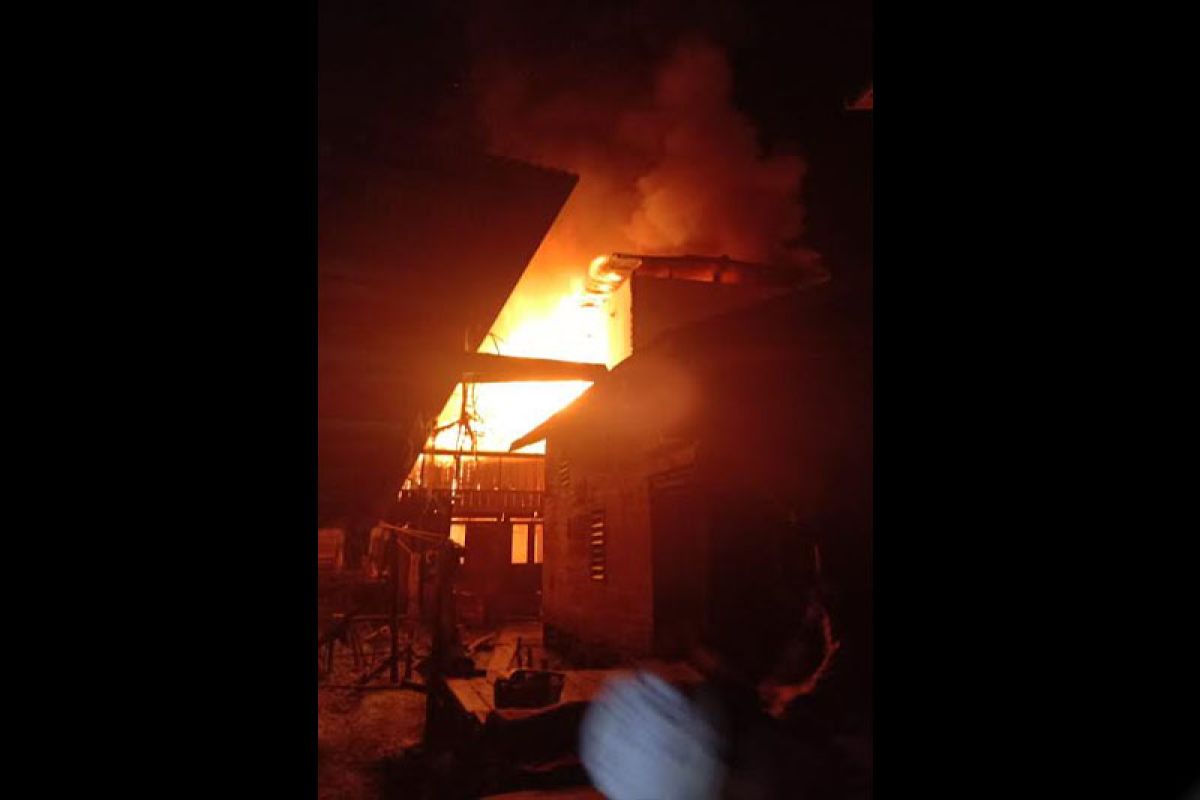 Empat rumah dan dua gedung walet di Barito Utara terbakar