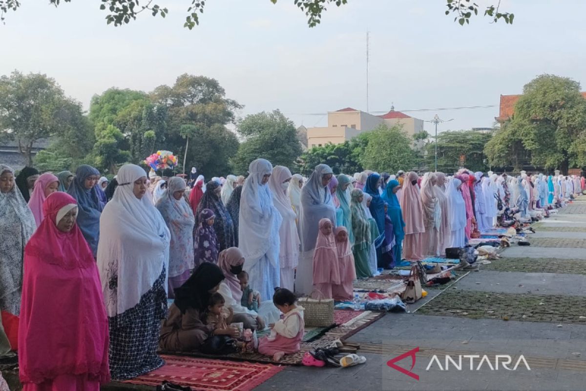 Ribuan muslim shalat Id di Pura Mangkunegaran Solo