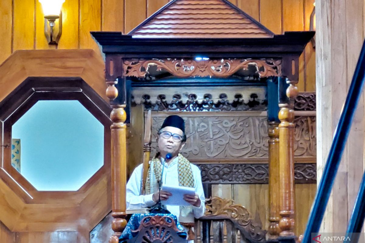 Mahfud MS Shalat Idul Fitri di Ponpes Nurul Jadid Paiton
