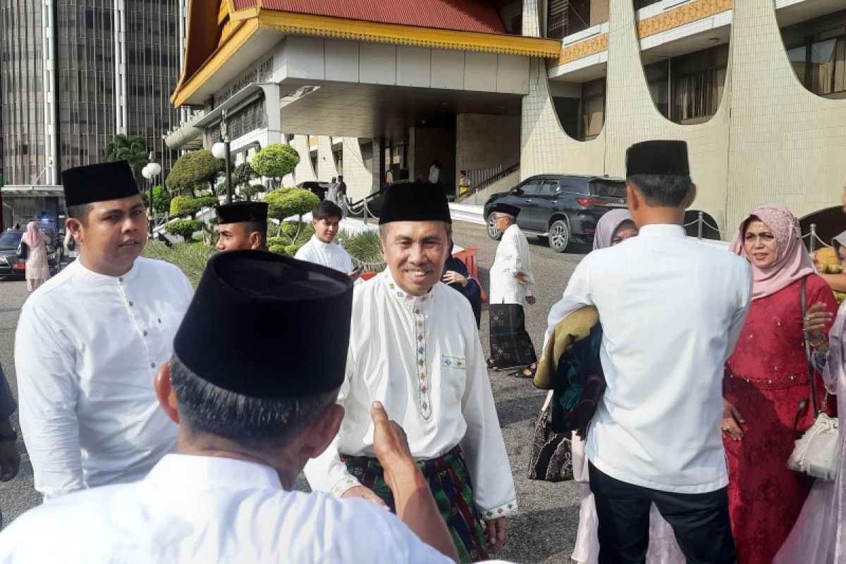 Gubernur Riau diserbu warga usai shalat Idul Fitri