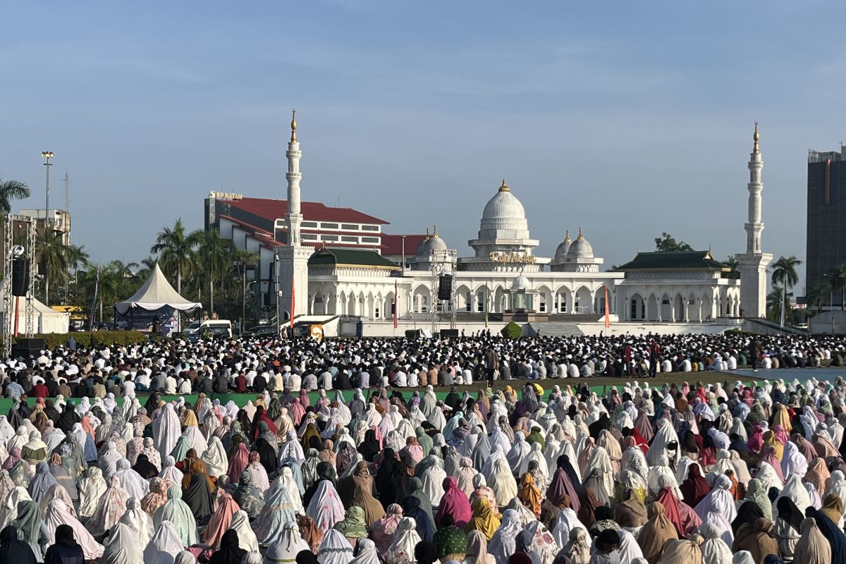 Ribuan warga Batam ikuti pelaksanaan shalat Idul Fitri di Dataran Engku Putri