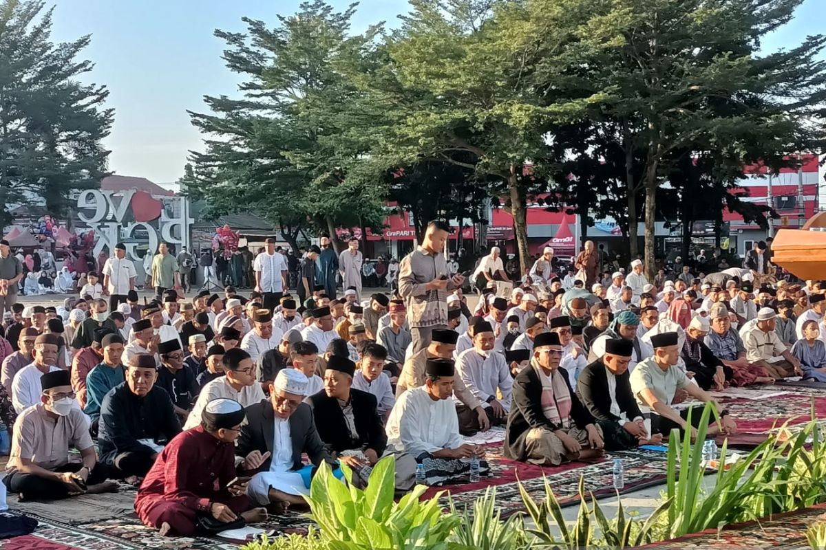 Molen bersama masyarakat Pangkalpinang laksanakan Shalat Idul Fitri di Alun-alun Taman Merdeka