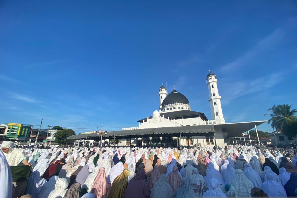 Ribuan masyarakat Pidie shalat Idul Fitri di Masjid Abu Beureueh