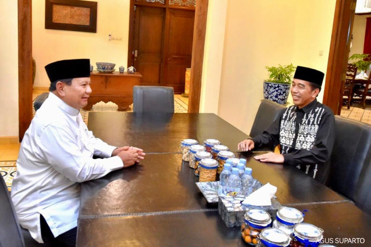Presiden Jokowi dan Prabowo berbincang hangat hingga tersenyum lebar