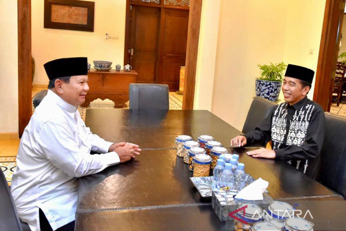 Jokowi dan Prabowo berbincang hangat hingga tersenyum lebar