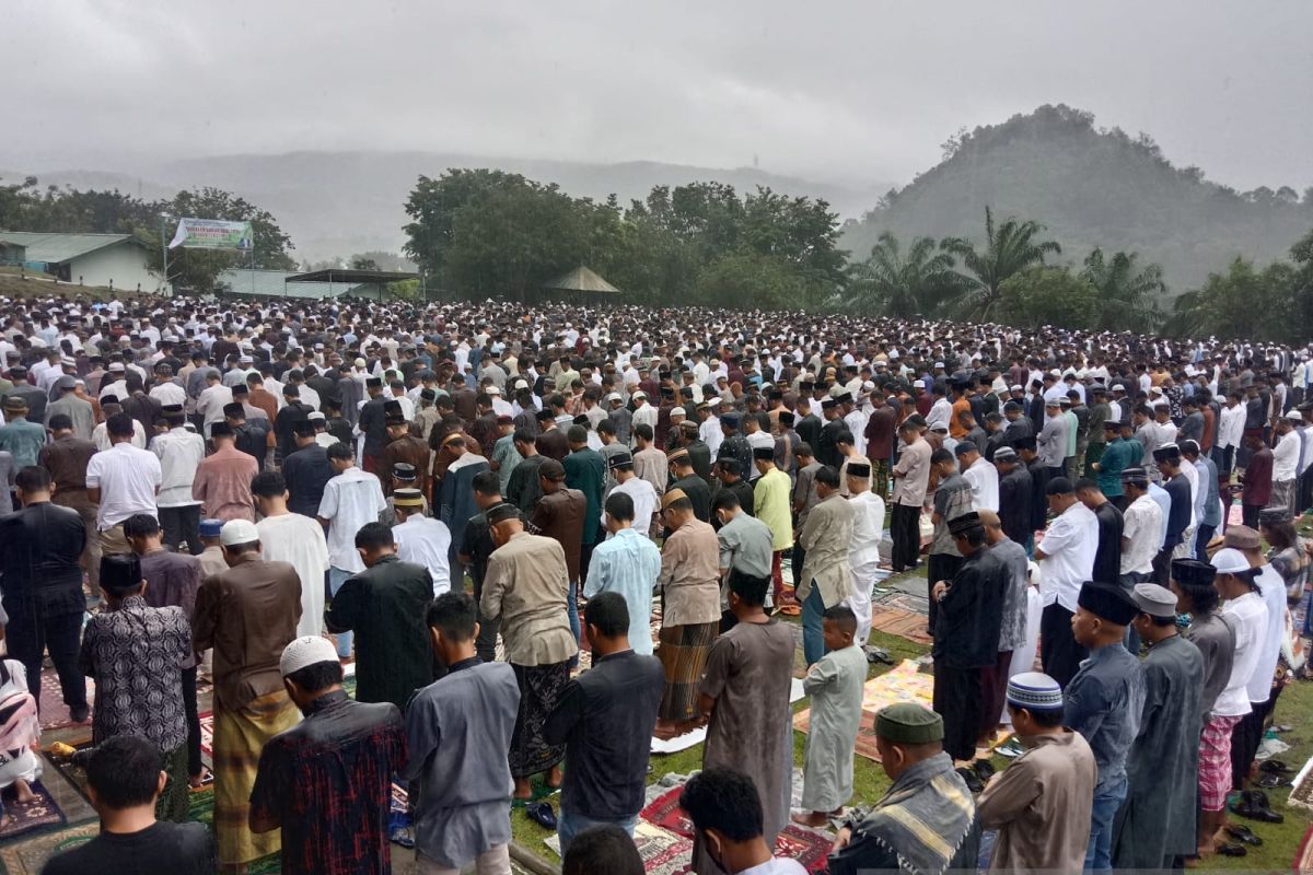 Umat Islam Distrik Heram Jayapura shalat id di Lapangan Denzipur Waena