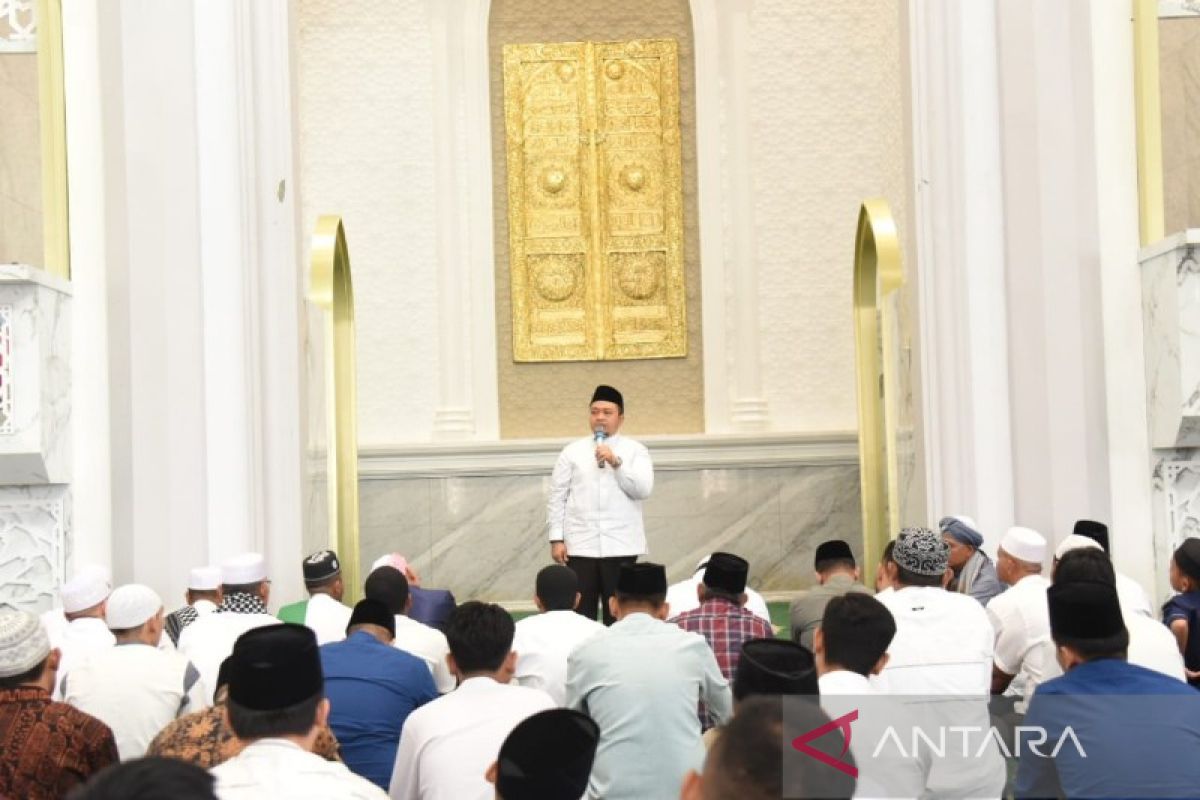 Bupati Tapsel shalat Idul Fitri bersama masyarakat di Masjid Agung Syahrun Nur