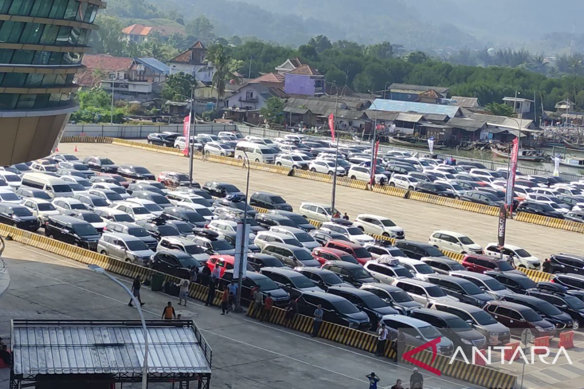 Dermaga Eksekutif Bakauheni dipadati kendaraan pada hari pertama Lebaran 2023