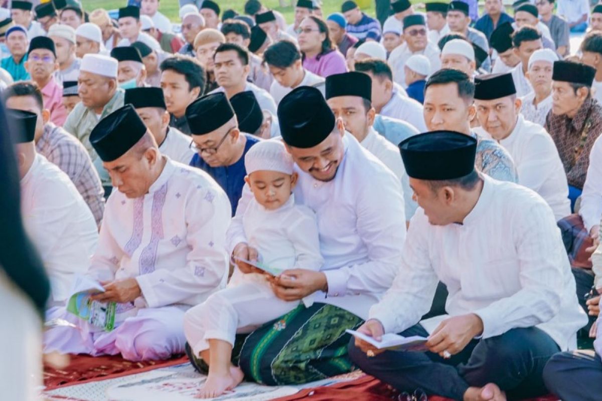 Wali Kota Medan bersama ribuan warga Shalat Id di Taman Cadika