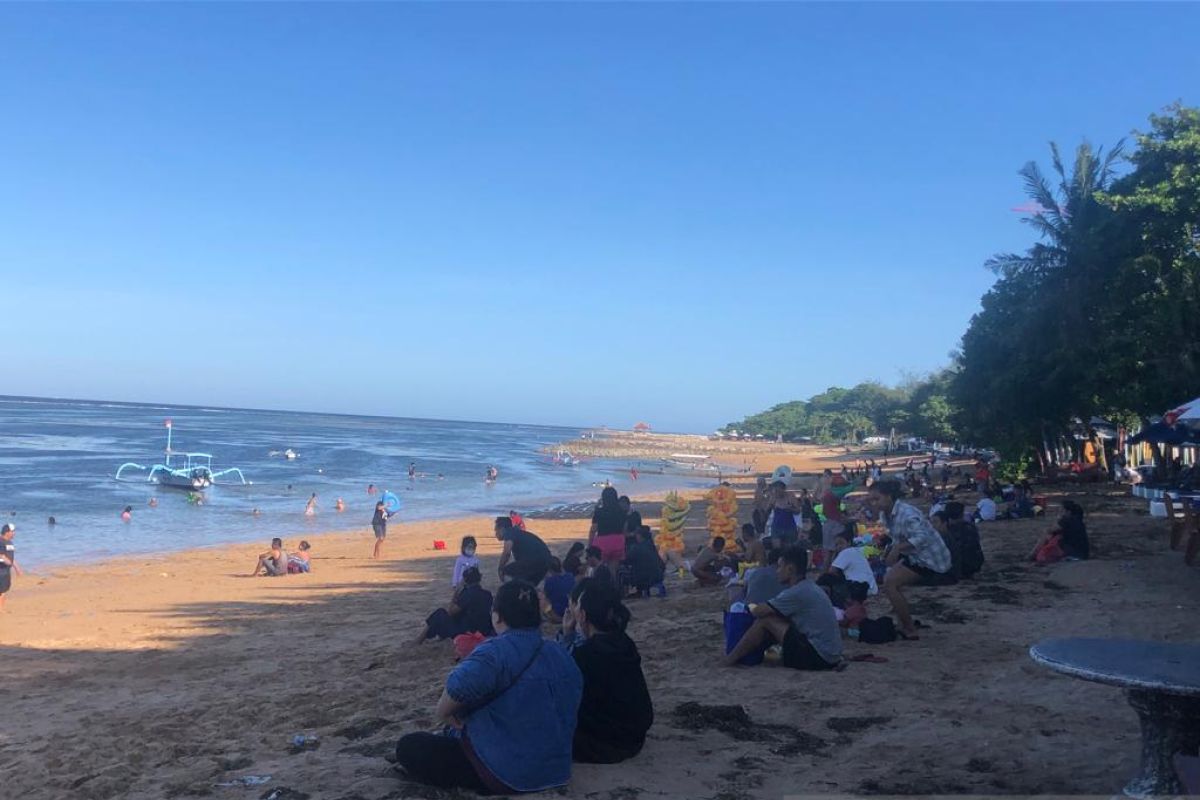 Pantai Sindhu ramai dikunjungi masyarakat saat libur Lebaran