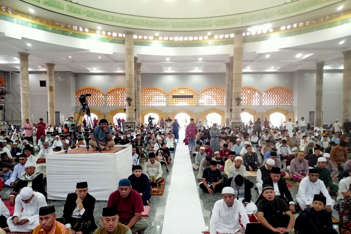 Ribuan  Muslim di Ambon ikuti shalat Id di Masjid Raya Al Fatah