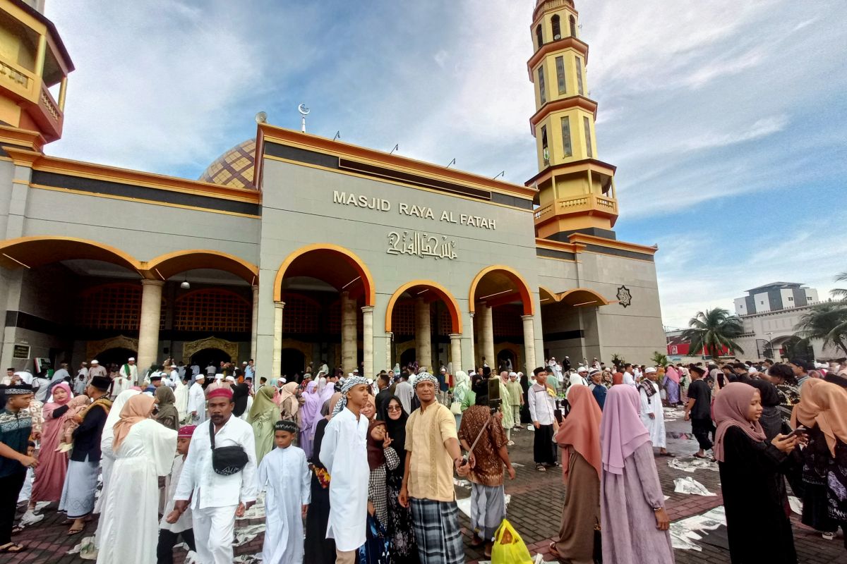 Jamaah abadikan momen setelah Shalat Id di depan Masjid Raya Maluku