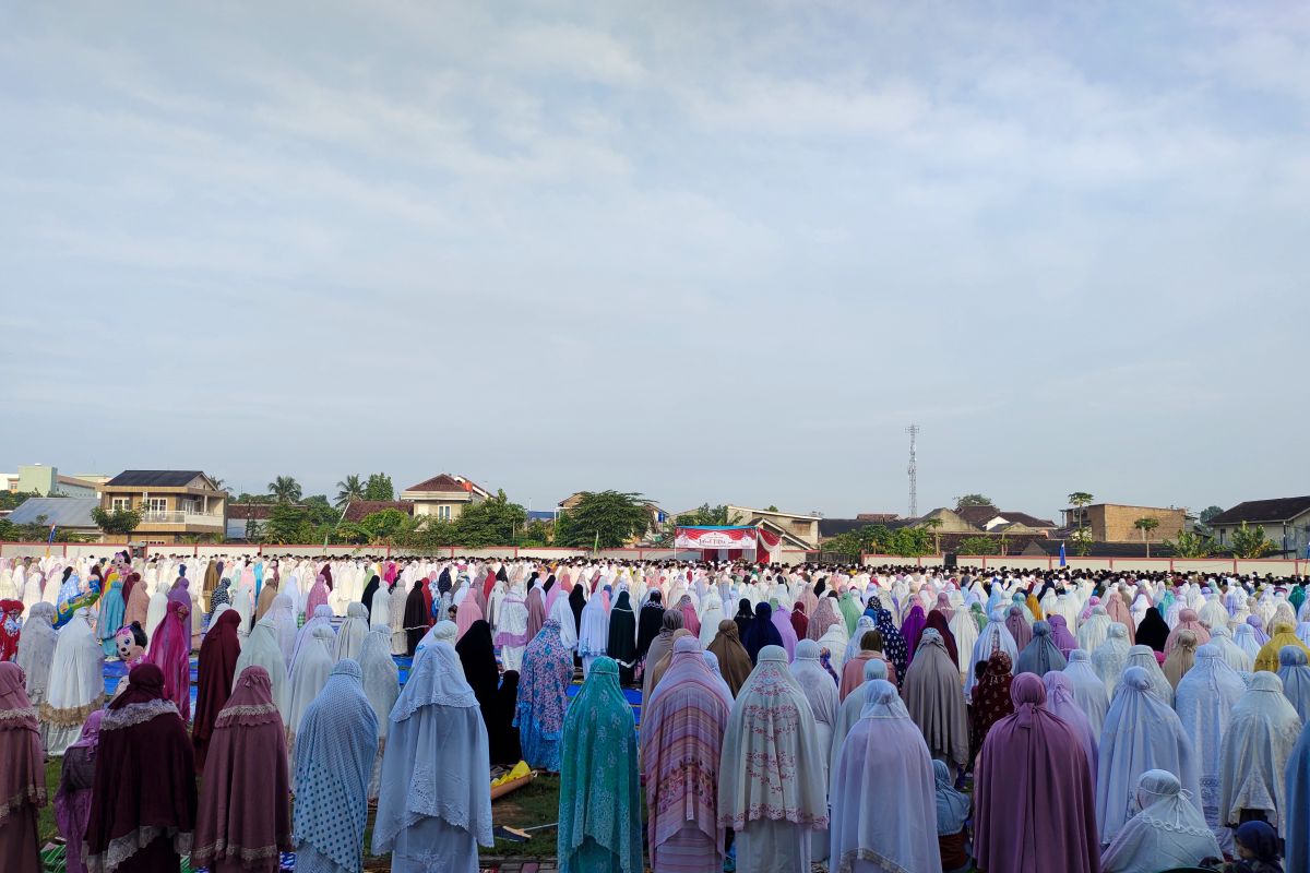 Ribuan umat Islam Bandarlampung Shalat Id di stadion Waydadi