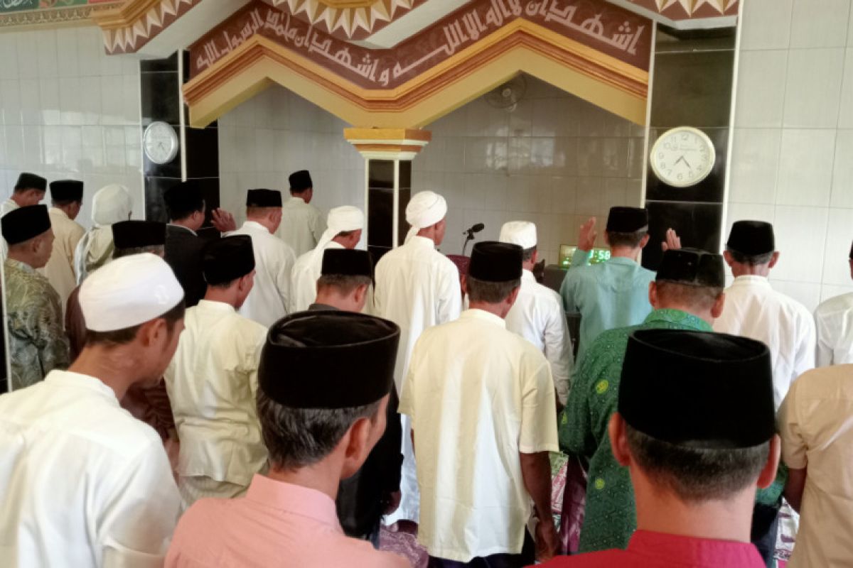 Bupati Lombok Tengah mengajak warga jaga persatuan di momen Lebaran