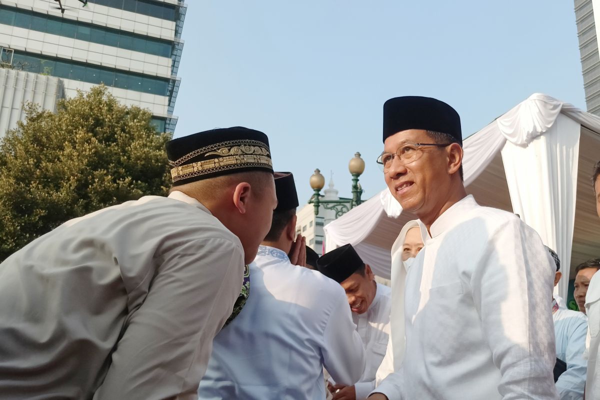 Heru Budi bersalaman dengan jamaah Shalat Idul Fitri di Balai Kota