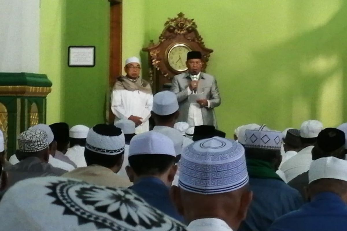 Mujiyat dan Isteri Shalat Id di Masjid Nurul Anwar Marabahan