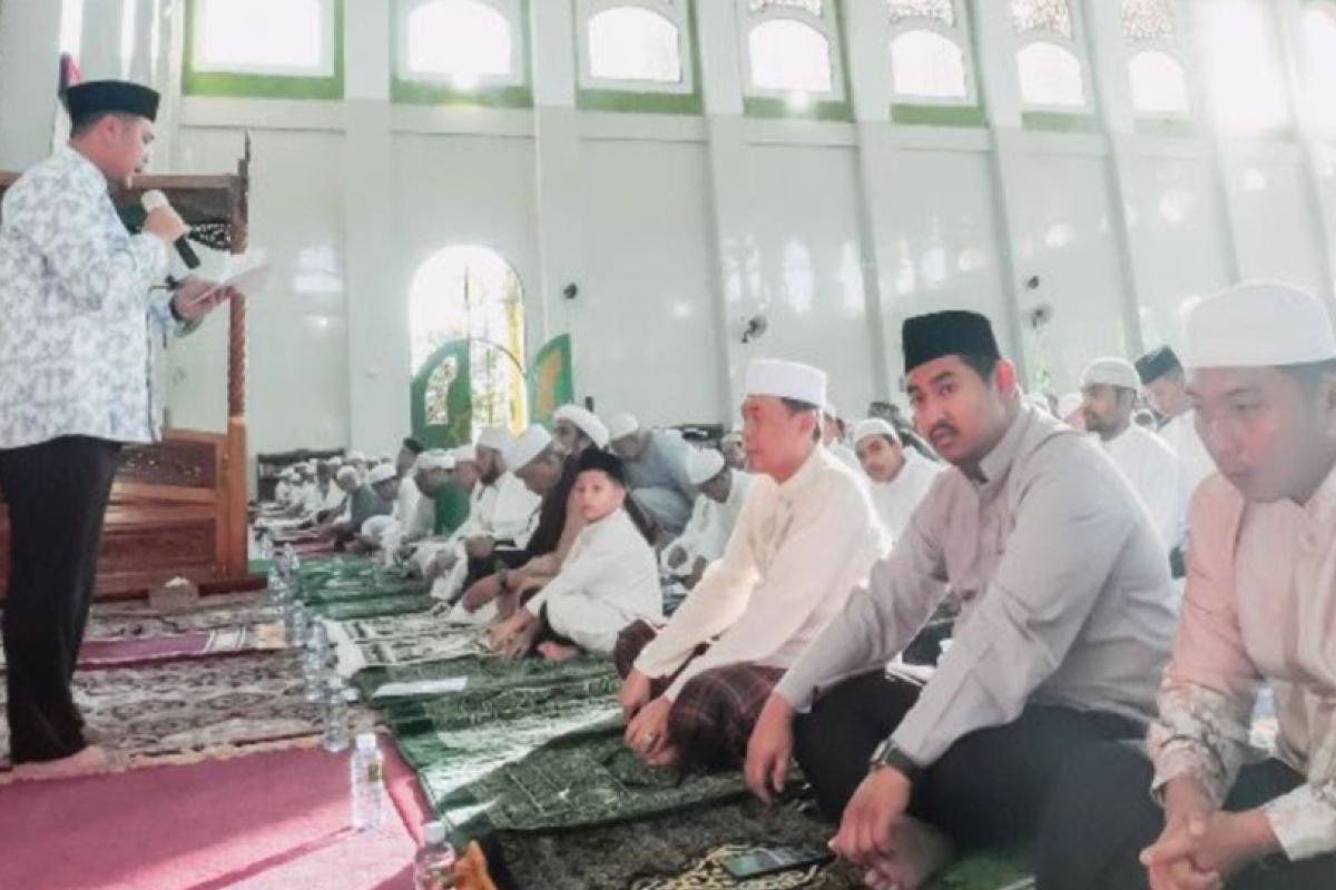Foto - Ketua DPRD Banjarbaru shalat Ied di Masjid Agung Al Munawwarah