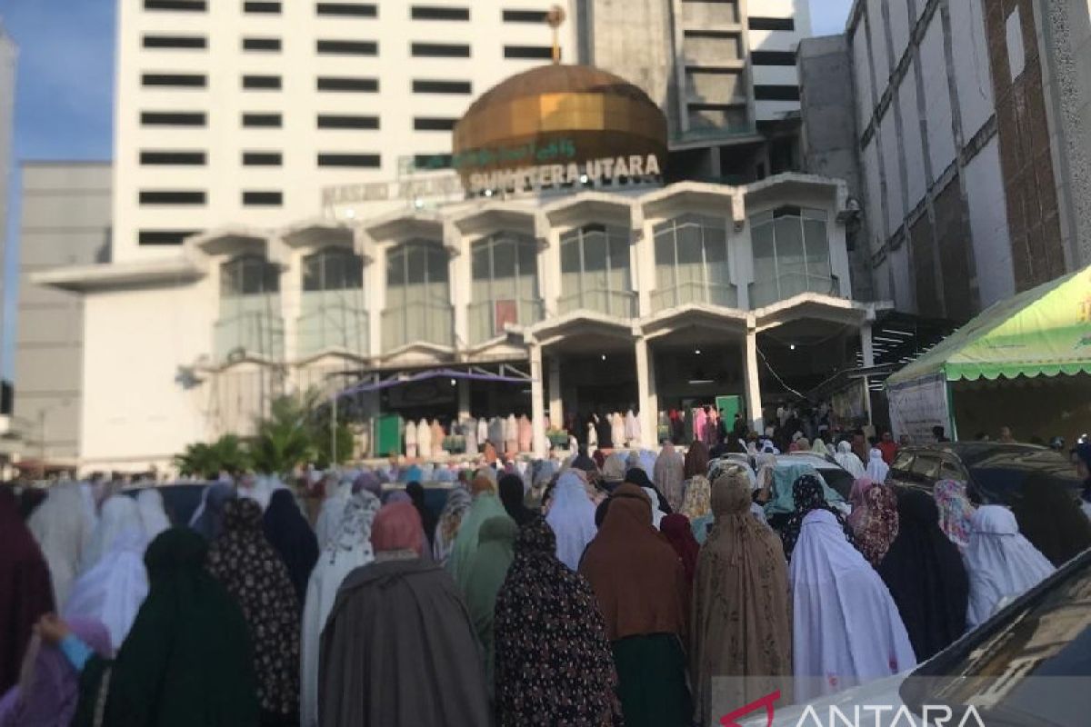Ribuan warga shalat Idul Fitri di Masjid Agung Sumut