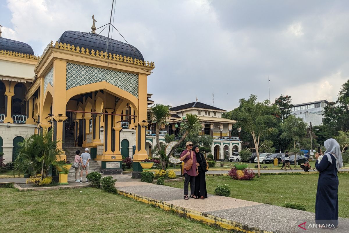Wisatawan dari luar Sumut ramaikan  Istana Maimun usai shalat Id
