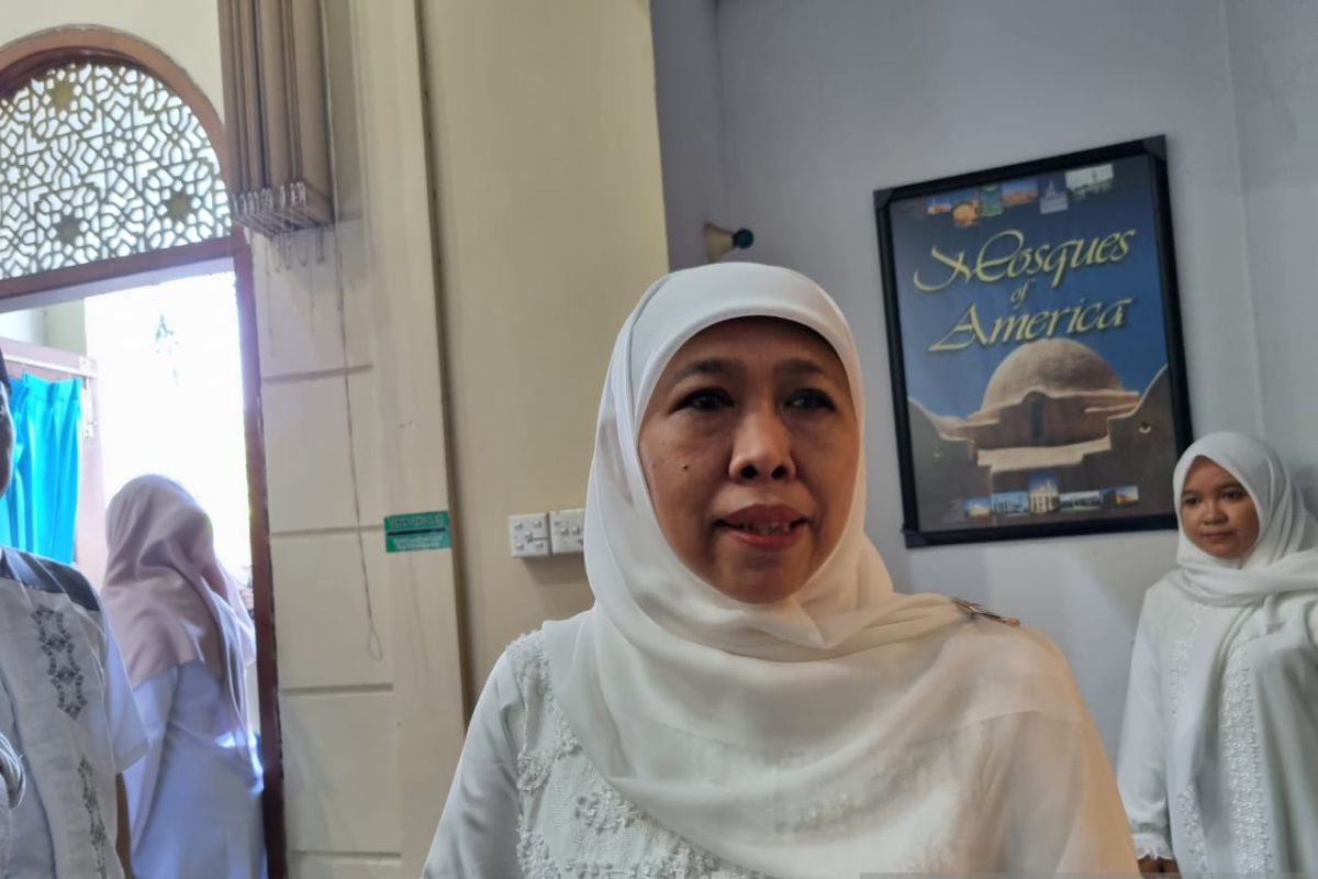 Terjebak macet, Khofifah jalan kaki menuju Masjid Al Akbar Surabaya