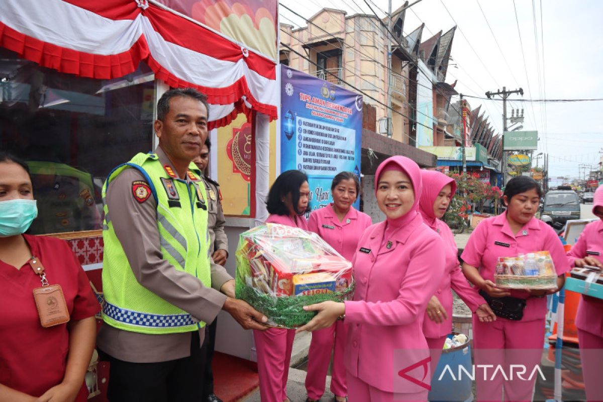 Ketua Bhayangkari Polres Toba berikan bingkisan kepada Pam Lebaran