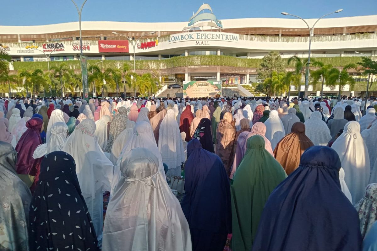 Puluhan ribu umat Muslim di Mataram shalat Idul Fitri 1444 Hijriah