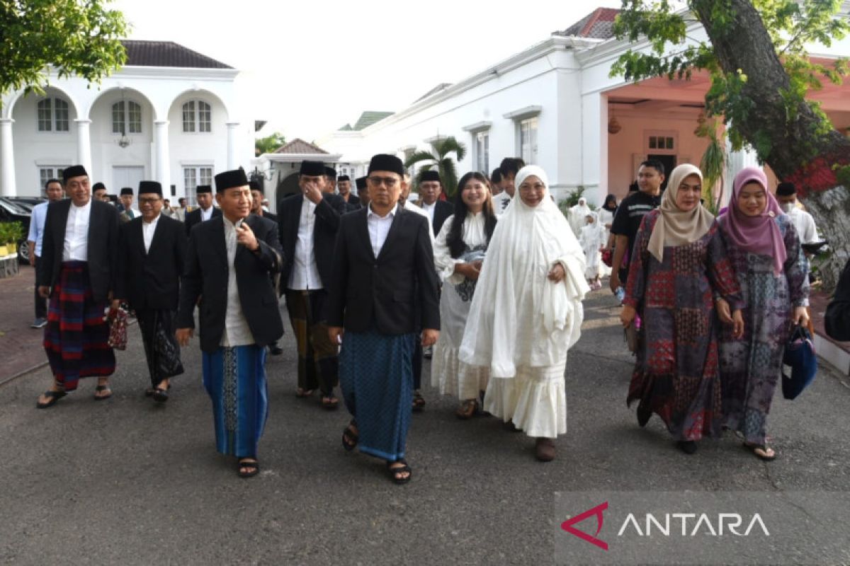 Gubernur Gorontalo shalat bersama ribuan warga di Lapangan Taruna