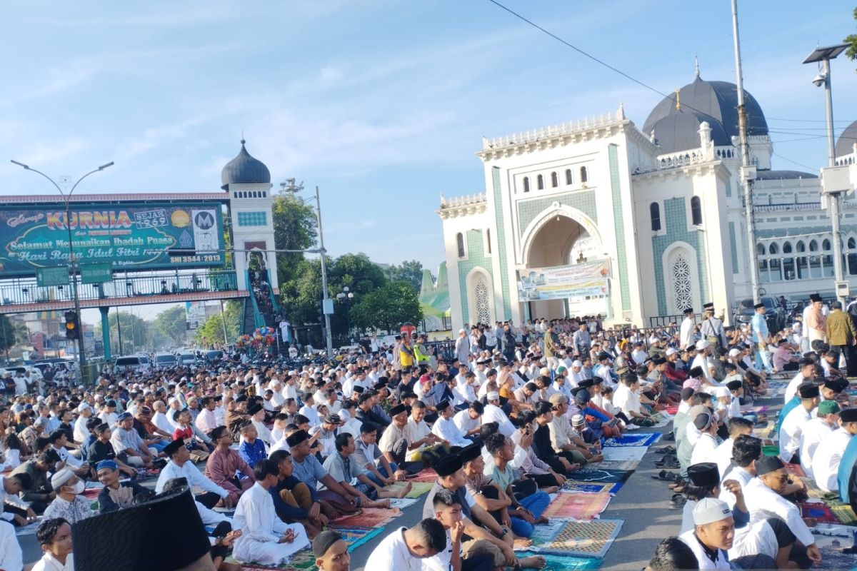 Jamaah Shalat Idul Fitri di Masjid Raya Medan membludak