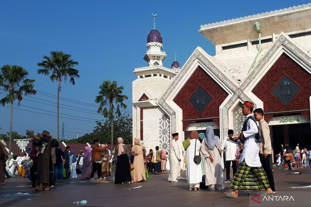 Masjid Agung At Tin salurkan zakat fitrah total  21 juta rupiah