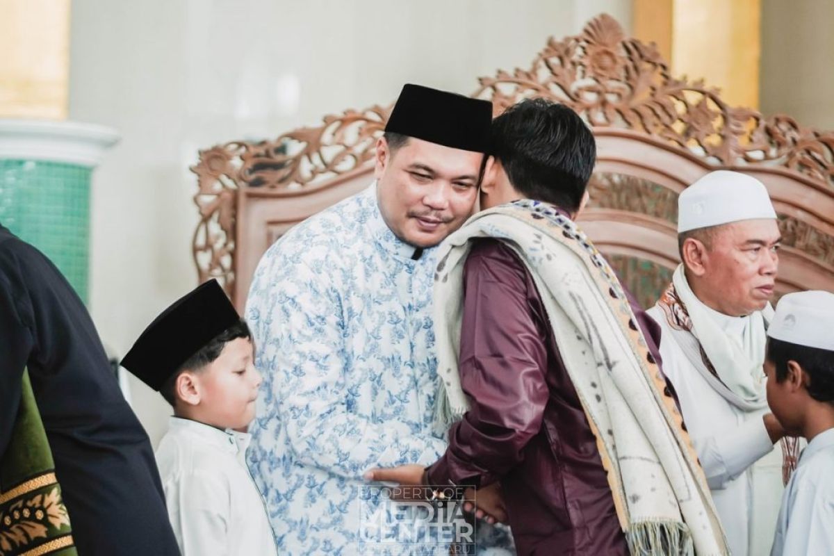 Foto - Wali Kota Banjarbaru disalami jamaah usai shalat Ied