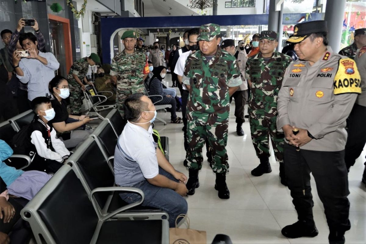 Pangdam V/Brawijaya bersama Kapolda Jatim tinjau lokasi arus mudik lebaran