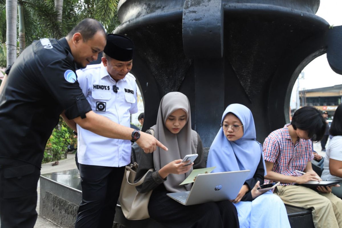 Pemkab Jember luncurkan internet gratis di alun-alun kota