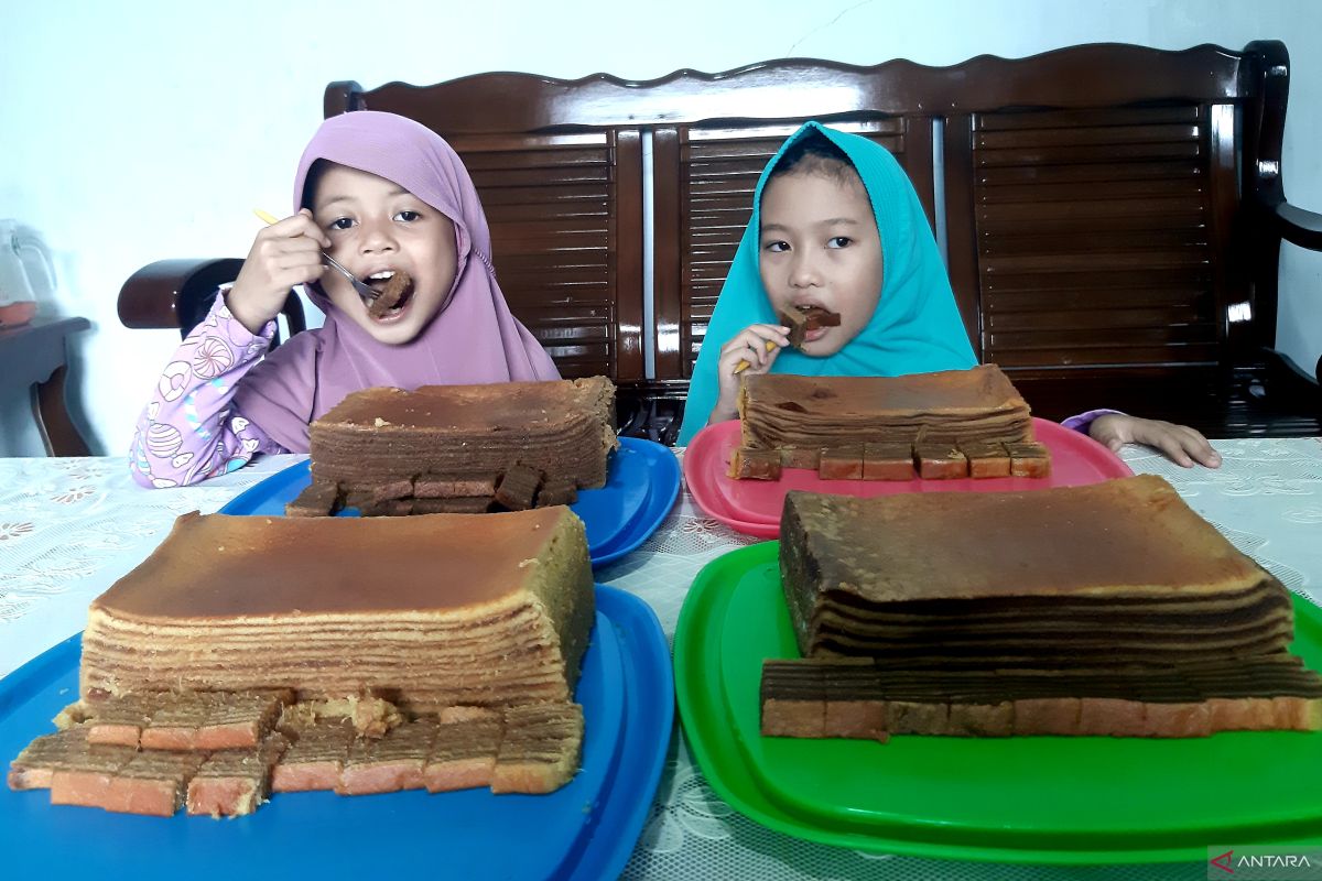 Aneka kue lapis menu wajib saat Lebaran di Kabupaten Sambas