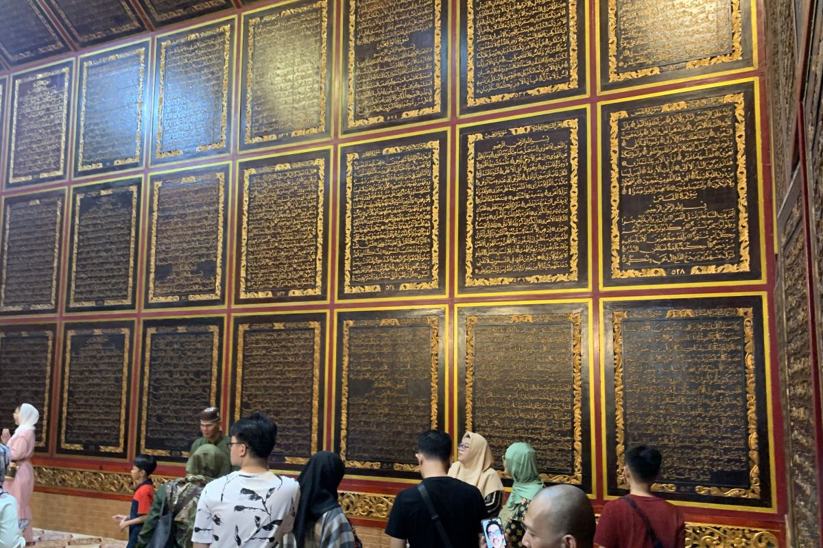 Wisatawan kunjungi Al Quran Al-Akbar di Palembang