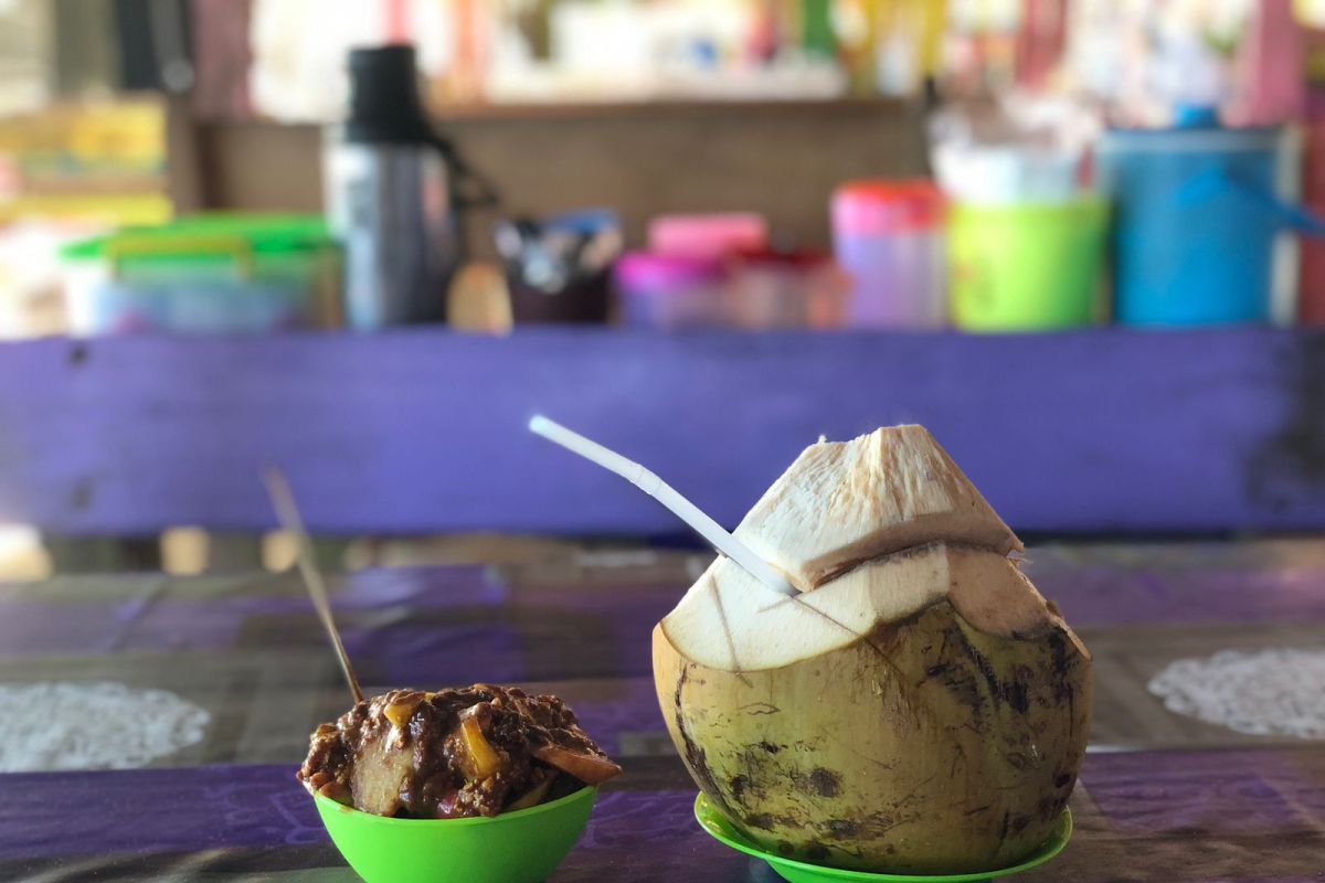 Rujak dan kelapa muda jadi kuliner incaran wisatawan di  Maluku