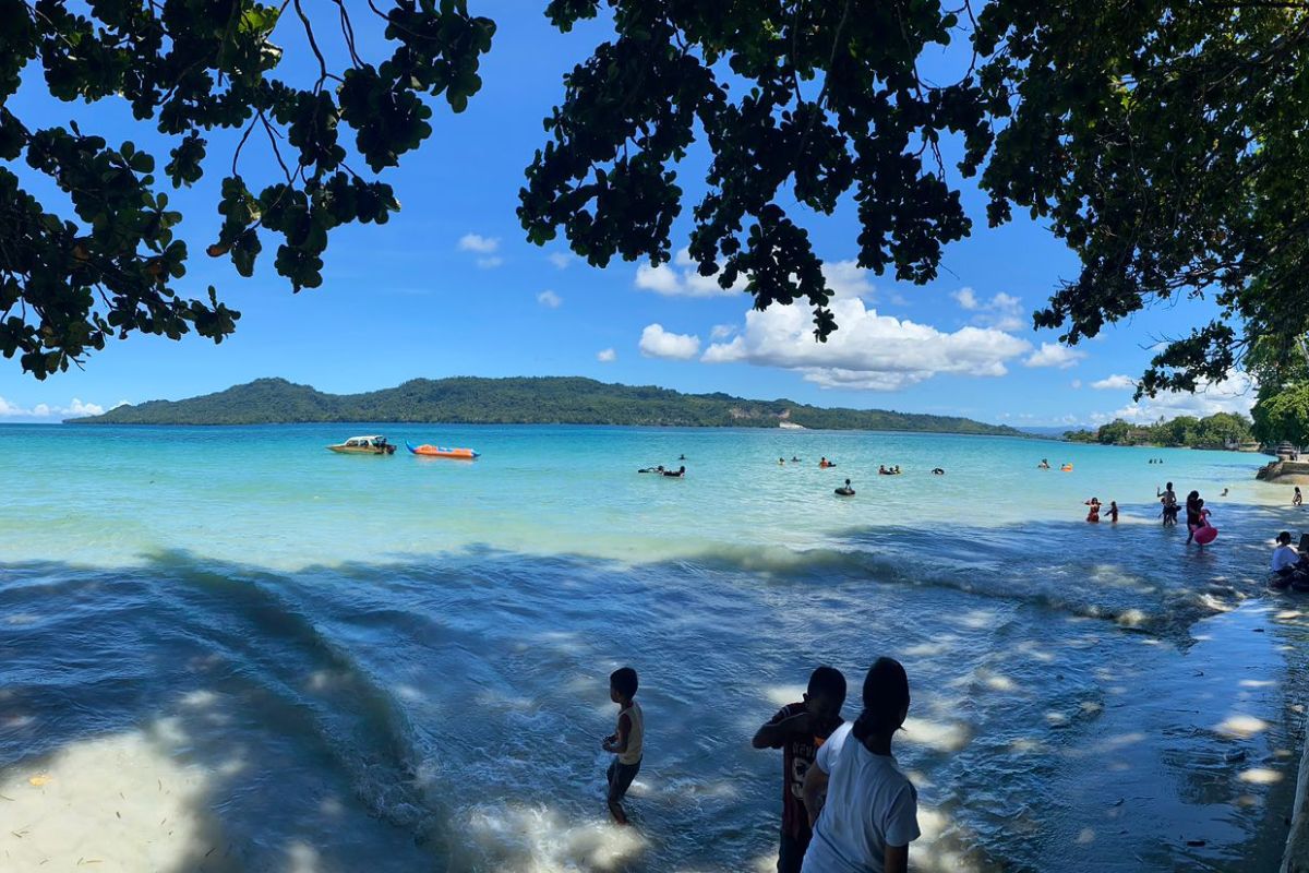 Pantai Natsepa Maluku jadi pilihan warga untuk libur  Lebaran